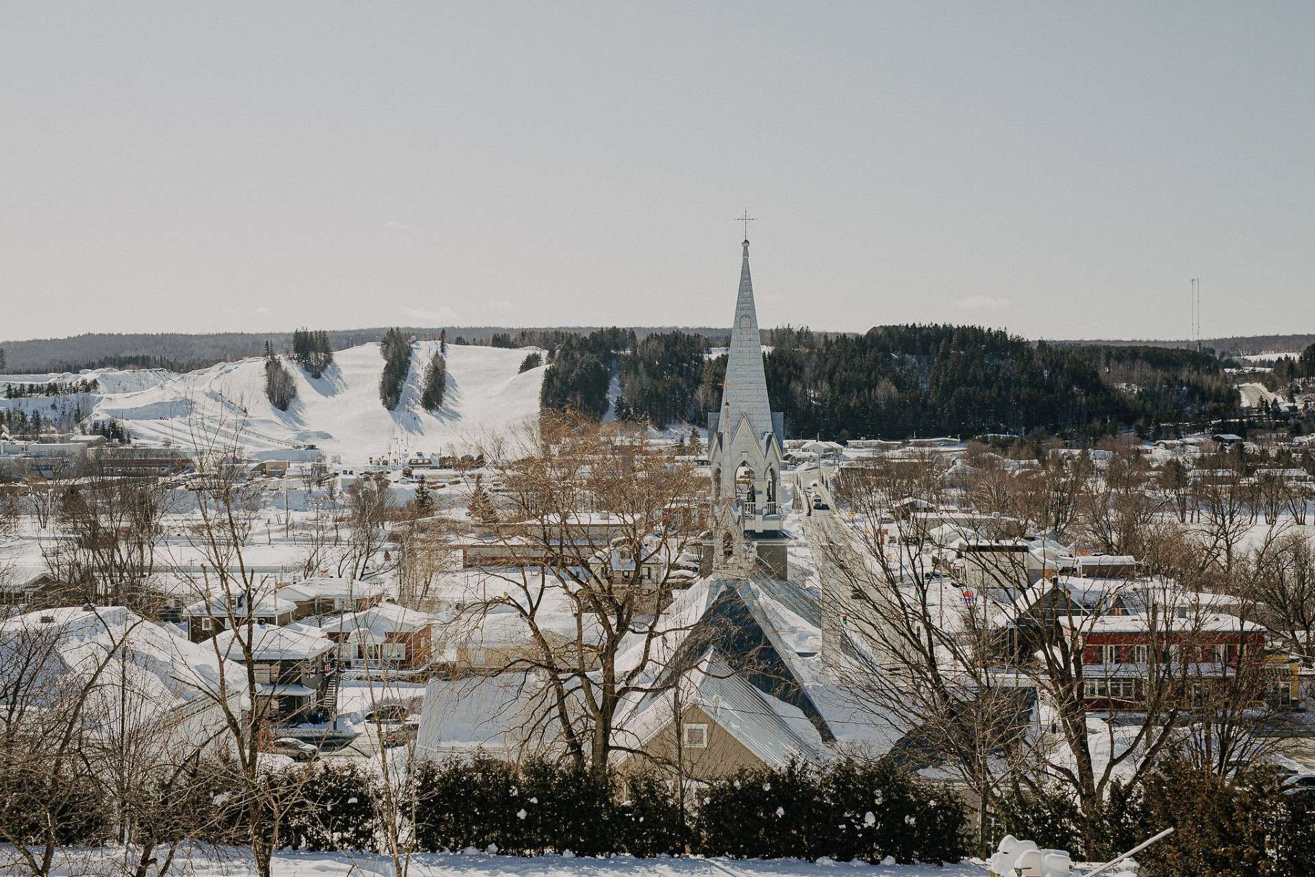 A stunning winter scenery in Beauce – Vallée-Jonction, Quebec showcases a charming chalet tucked amidst the snowy landscape. Near it, the area teems with winter sports activities.
