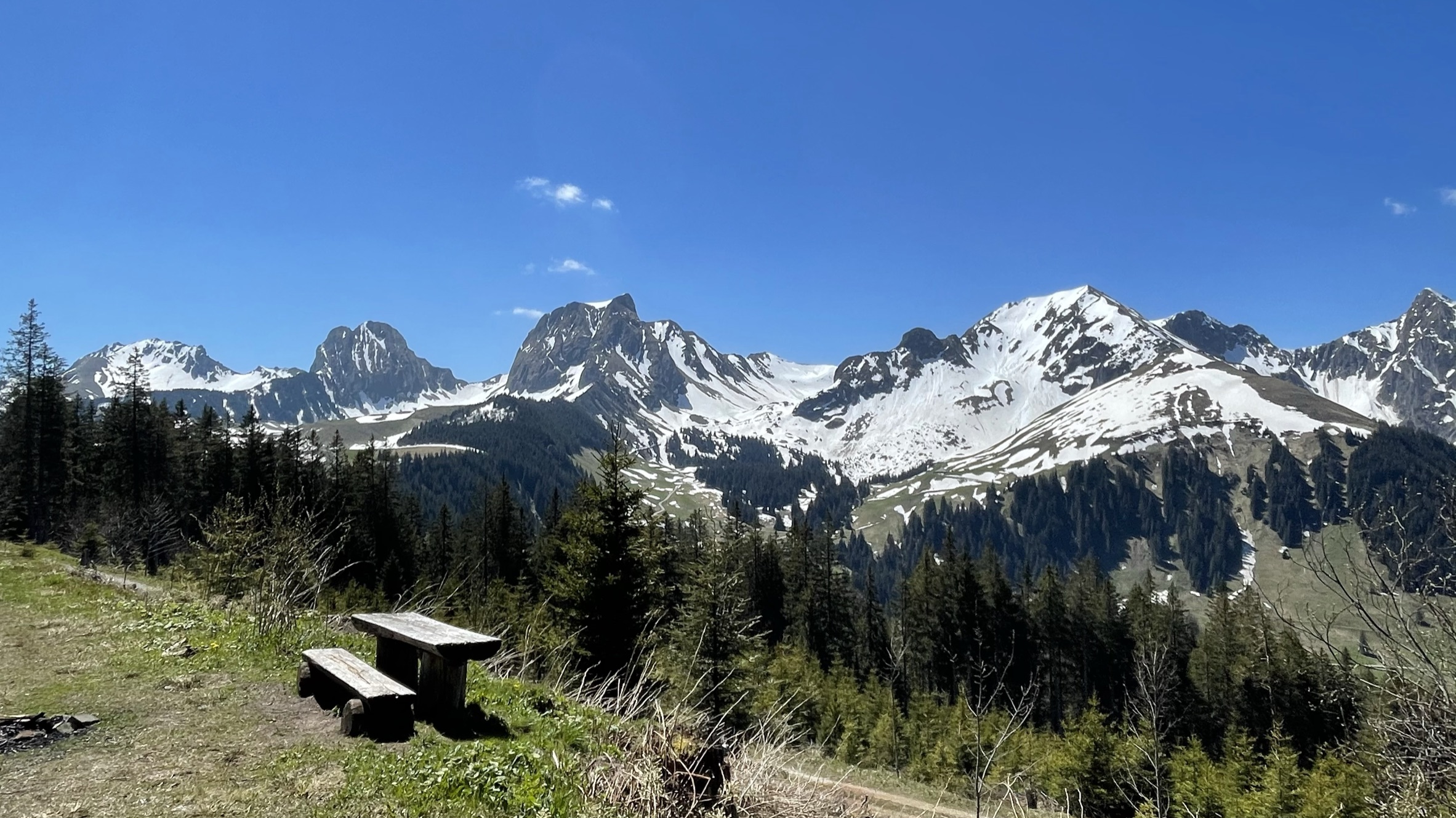 Ottenleue – Sangernboden in Switzerland - a bench sitting on the side of a mountain.