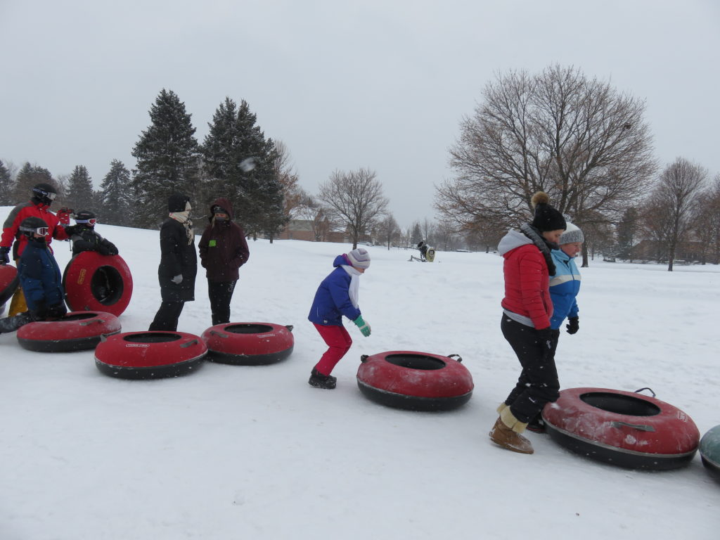 Villa Olivia – Bartlett in USA - a group of people playing in the snow.