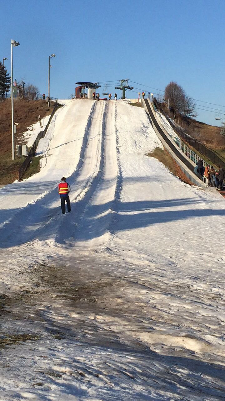 Villa Olivia – Bartlett in USA - a person walking down a snow covered hill.