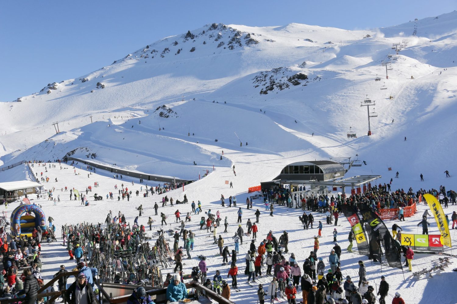 Mt Hutt in New Zealand - a large group of people on a ski slope.