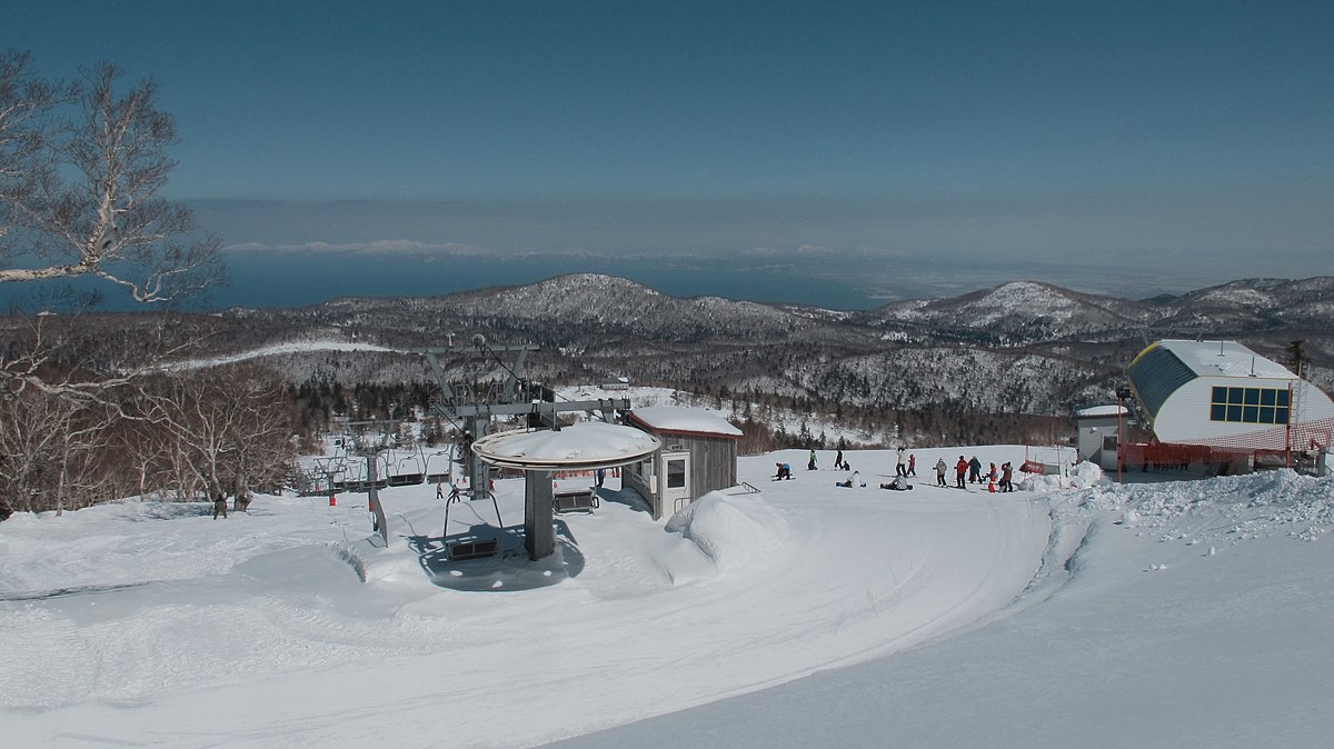 Snow Cruise Onze in Japan - a view of the mountains from a ski slope.