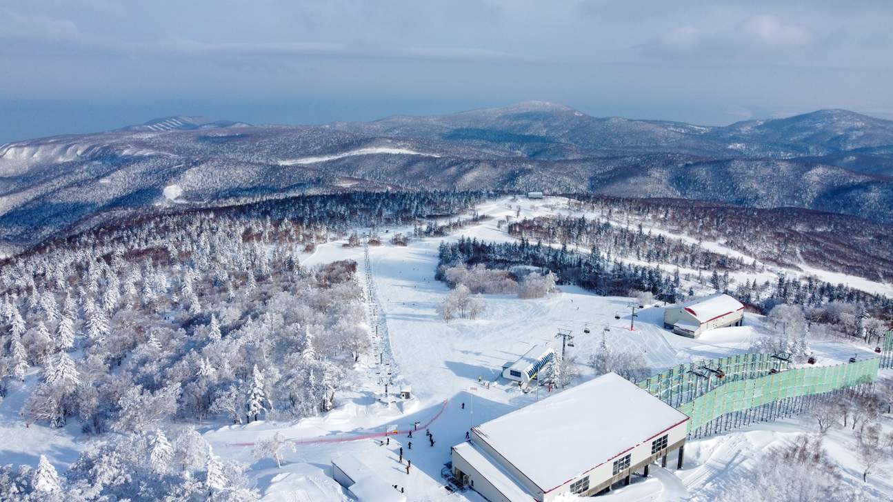 Snow Cruise Onze in Japan - the view from the top of the mountain.