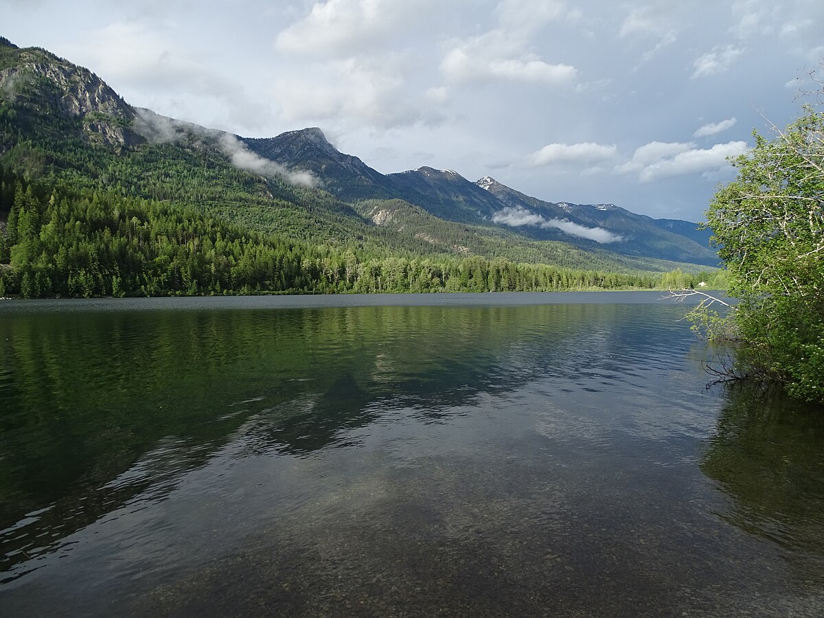 Summit Lake – Nakusp in Canada - a body of water with mountains in the background.