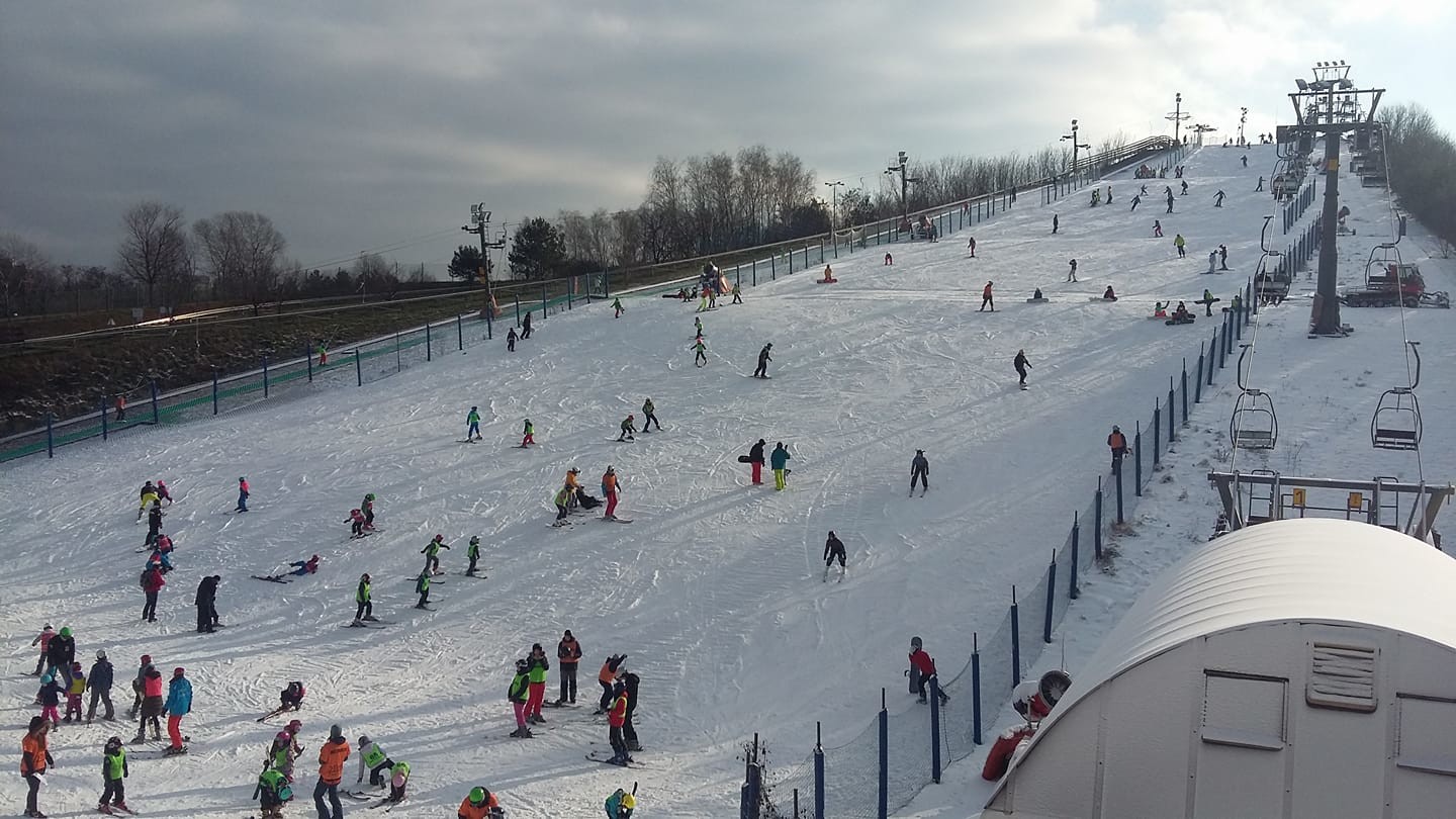 Park Szczęśliwice – Warsaw in Poland - a group of people skiing down a snowy slope.