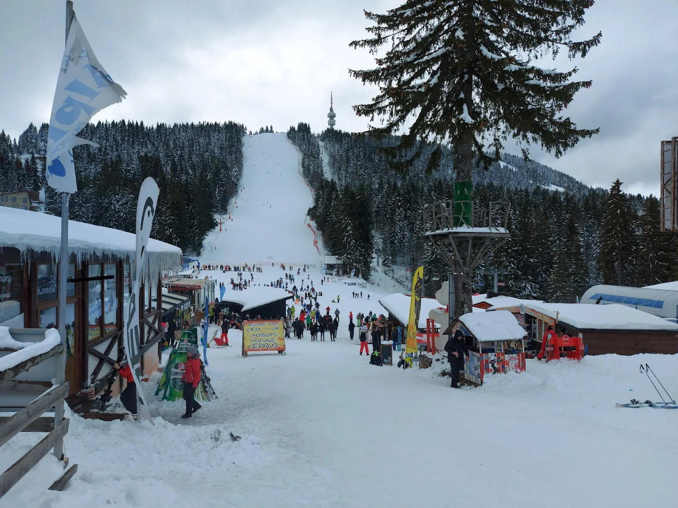 Pamporovo in Bulgaria - a ski slope with lots of people on it.