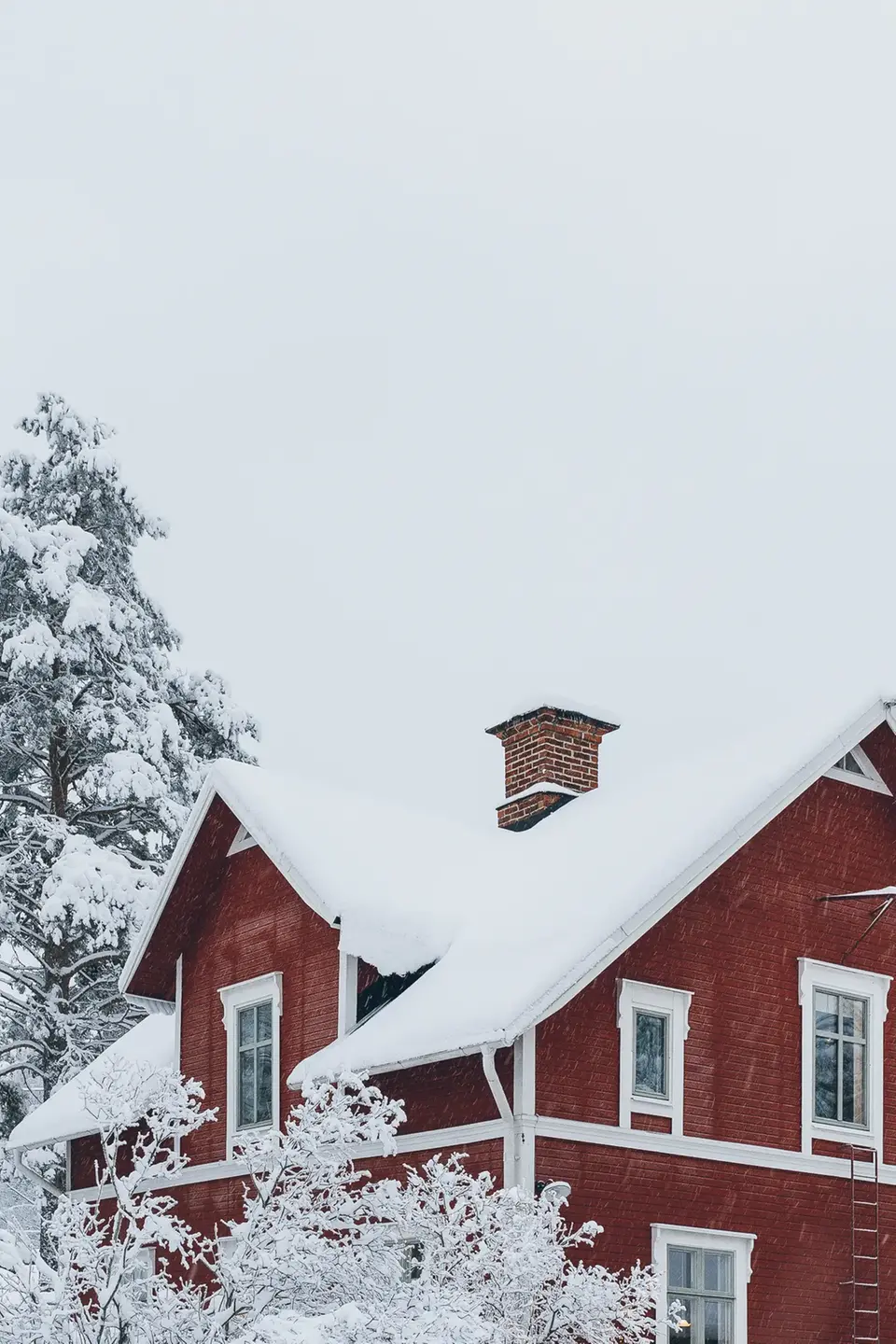 Klutmarksbacken in Sweden - a red house with snow on the roof.