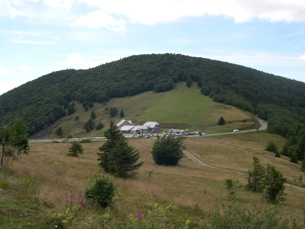 Le Schlumpf – Dolleren in France - a hill with a house in the distance.