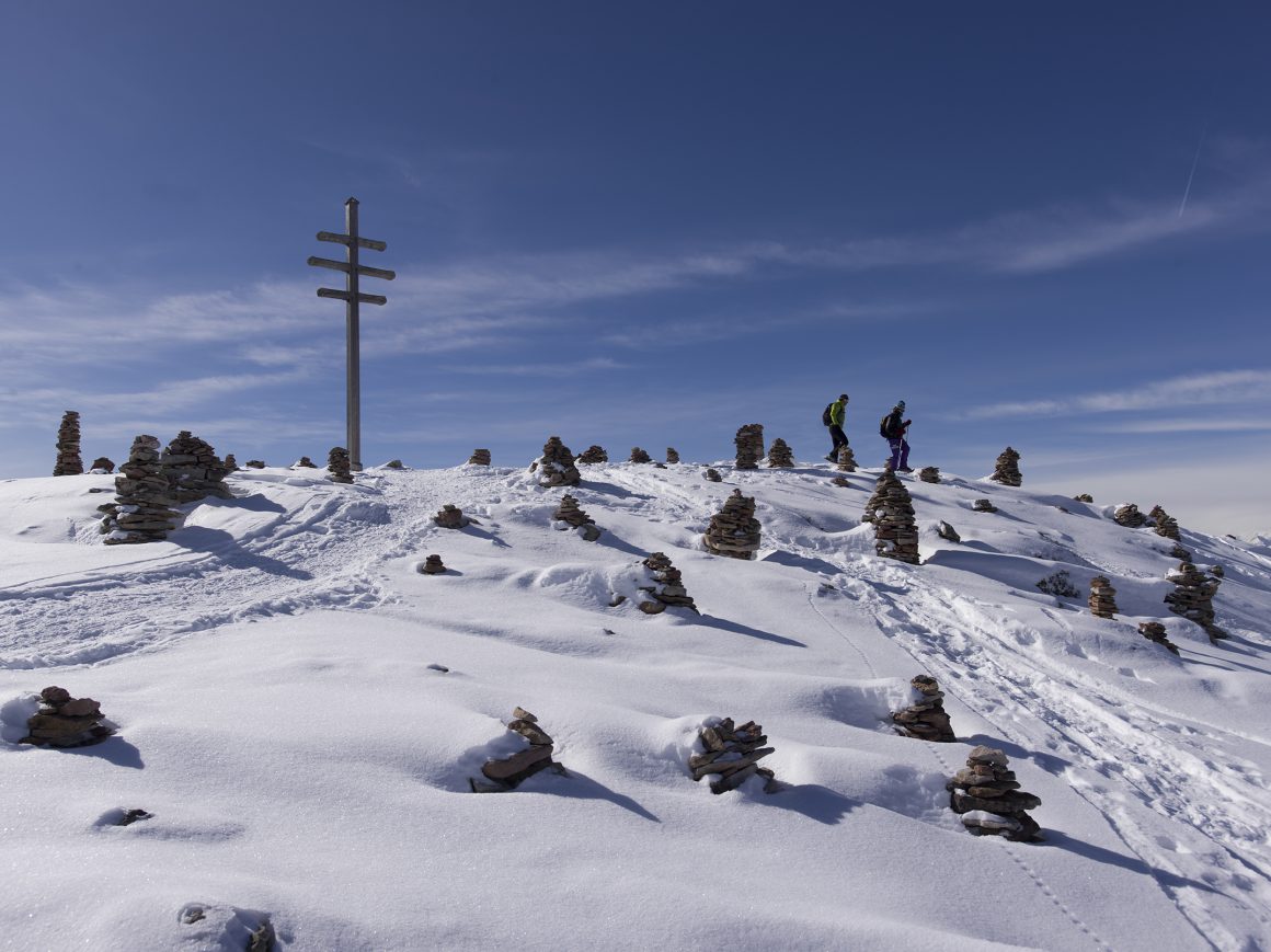 Reinswald in Italy - a cross on a snowy mountain.