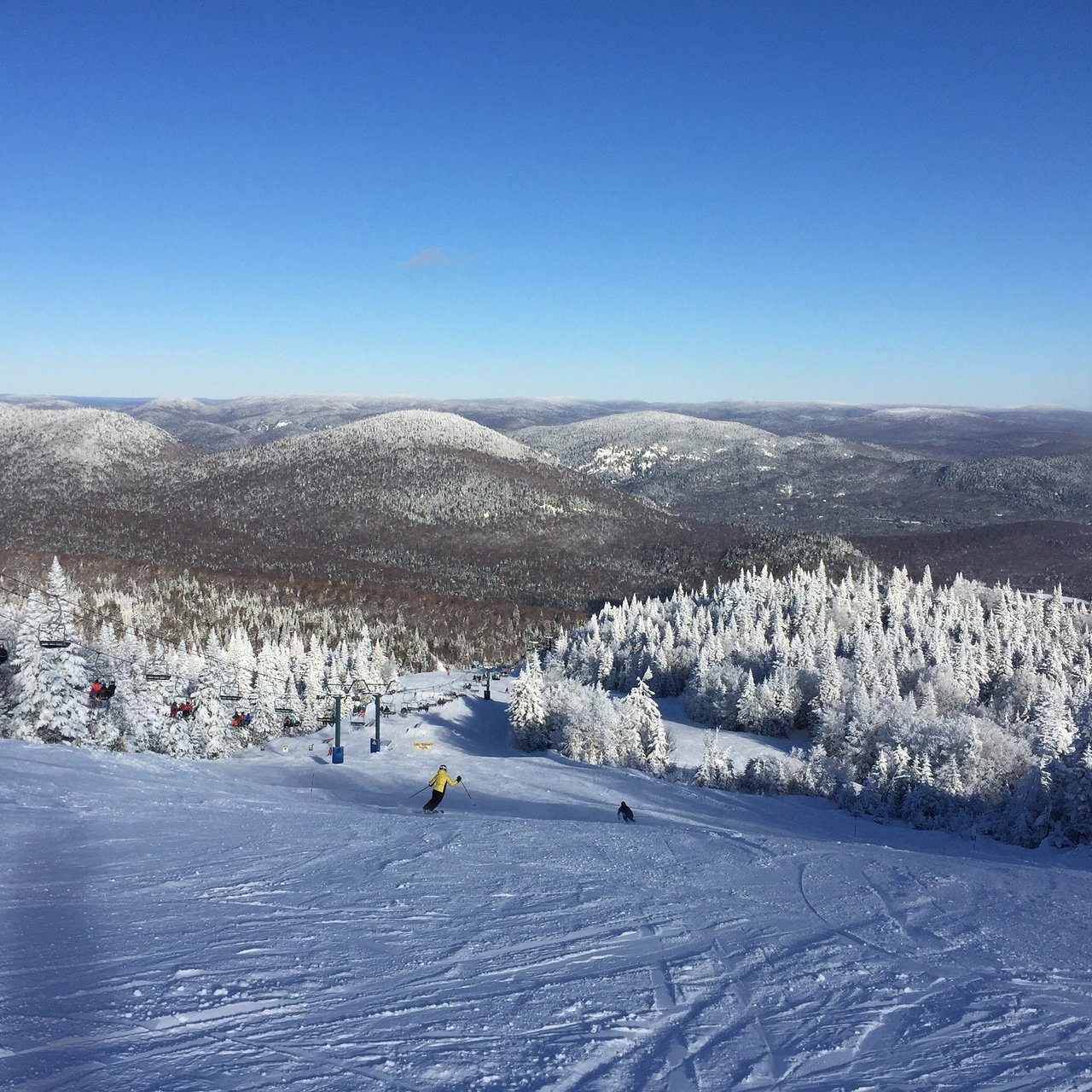 Mont Villa Saguenay in Canada - a person on a snowboard on a snowy slope.