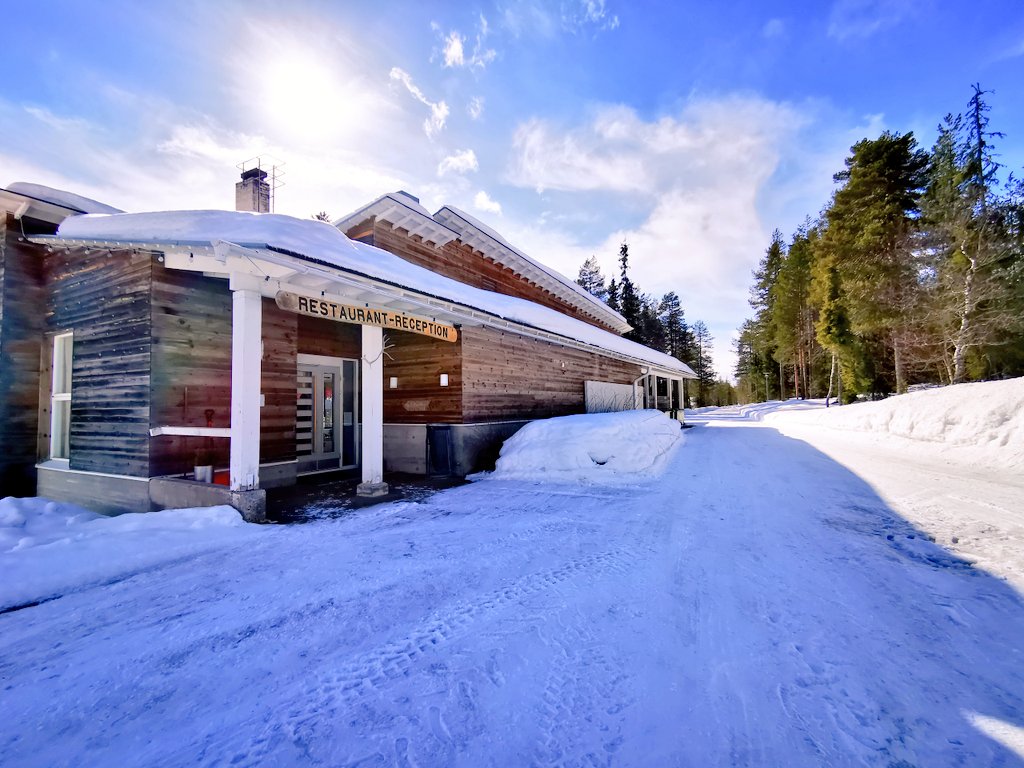 Kirikeskus in Finland: a snow covered road with a building in the background.
