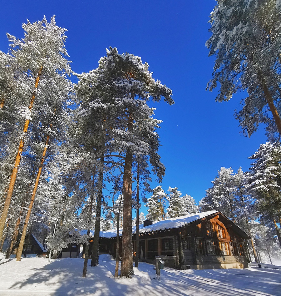 Kirikeskus in Finland - a cabin in the woods covered in snow.