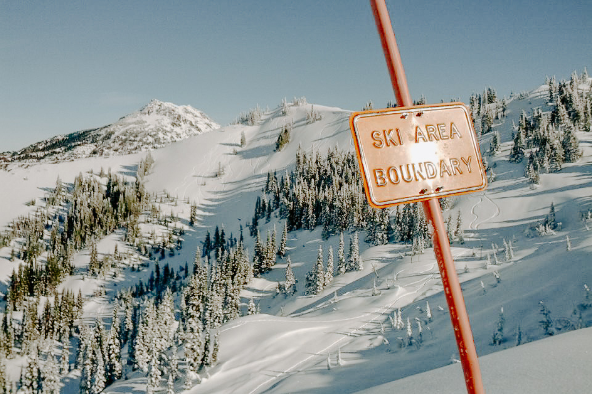 Hurricane Ridge in USA - a sign on a pole in the snow.