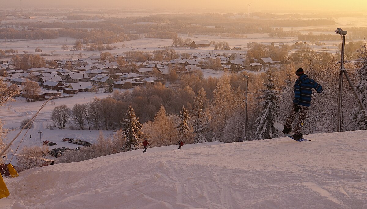 Mössebergsbacken – Falköping in Sweden - a person on a snowboard in the snow.