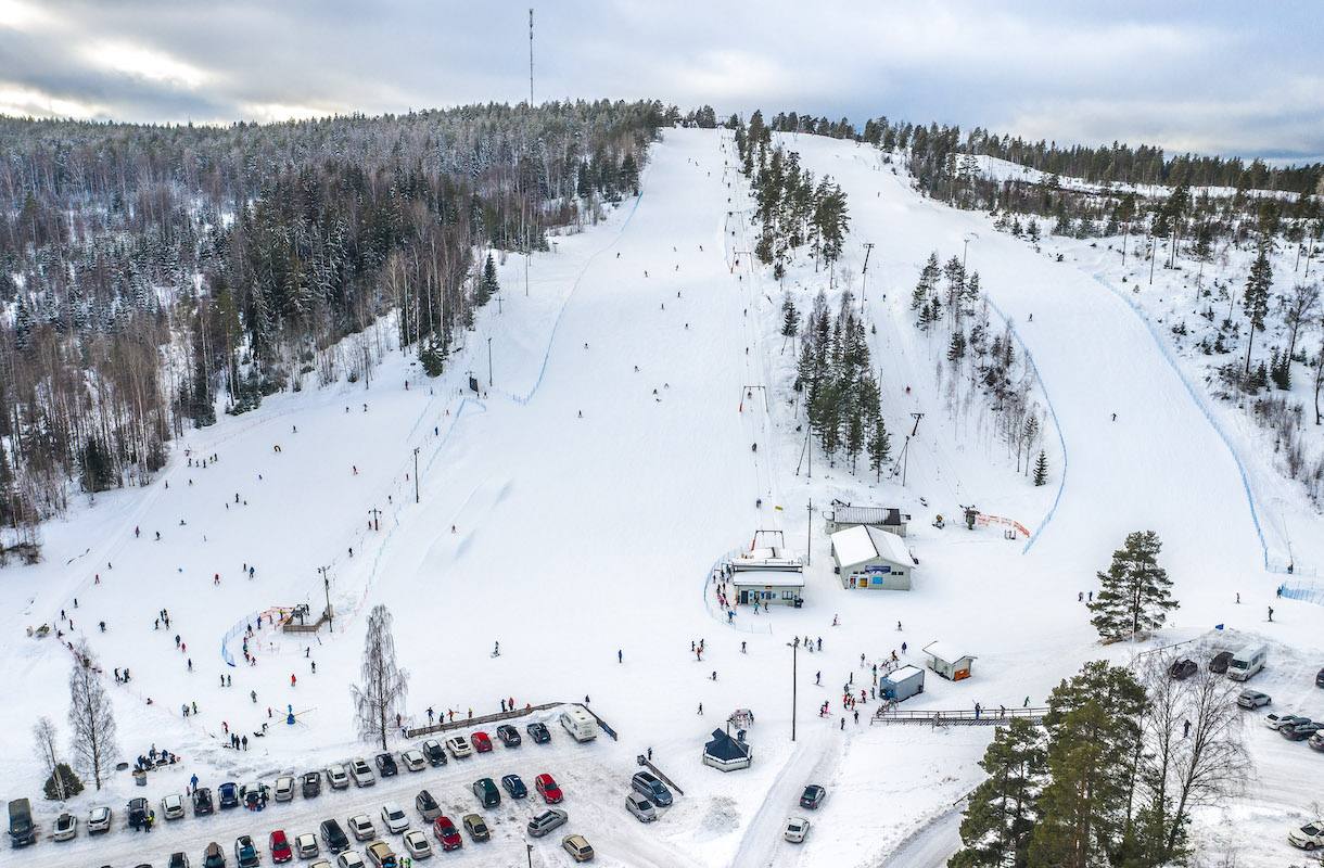 Uuperin rinteet in Finland - a ski slope with cars parked in the snow.