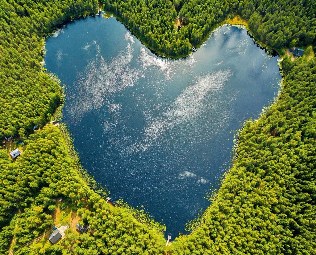 Uuperin rinteet in Finland - a heart shaped lake surrounded by trees.