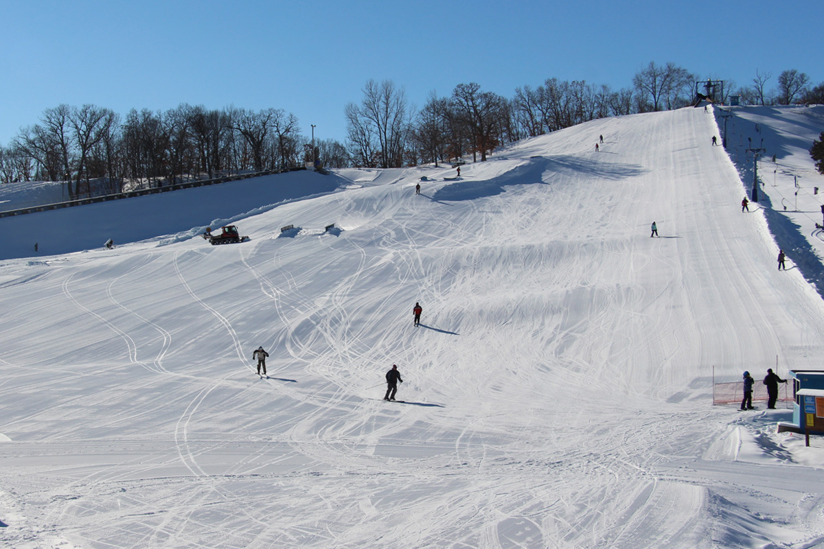 Whitetail Ridge – Fort McCoy in USA - a group of people skiing down a snowy slope.