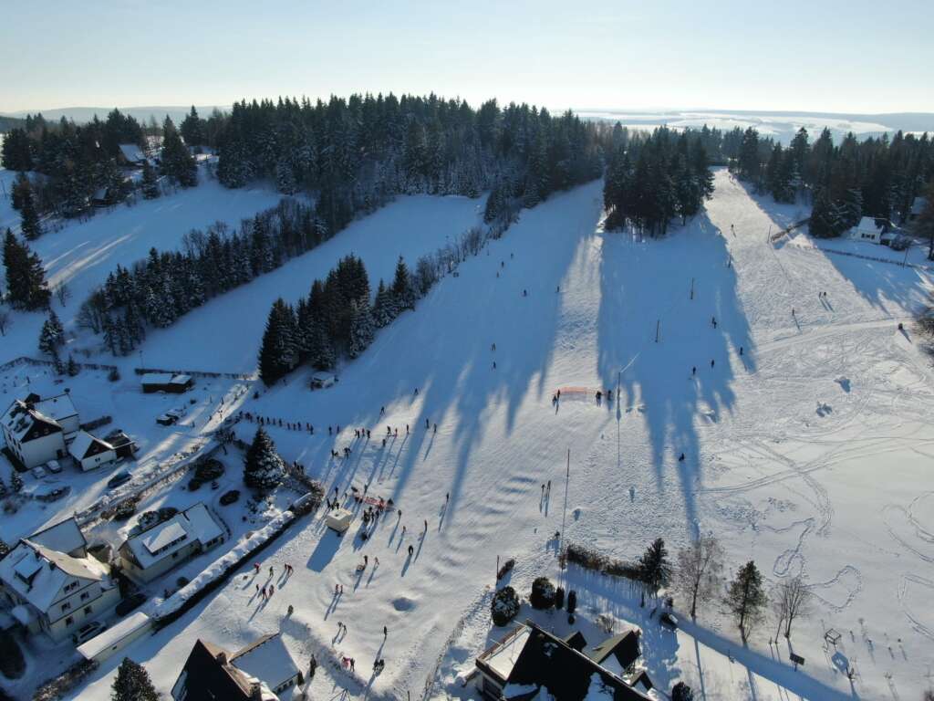 Am Richtergrund – Hermsdorf in Germany: aerial view of a ski resort in winter.