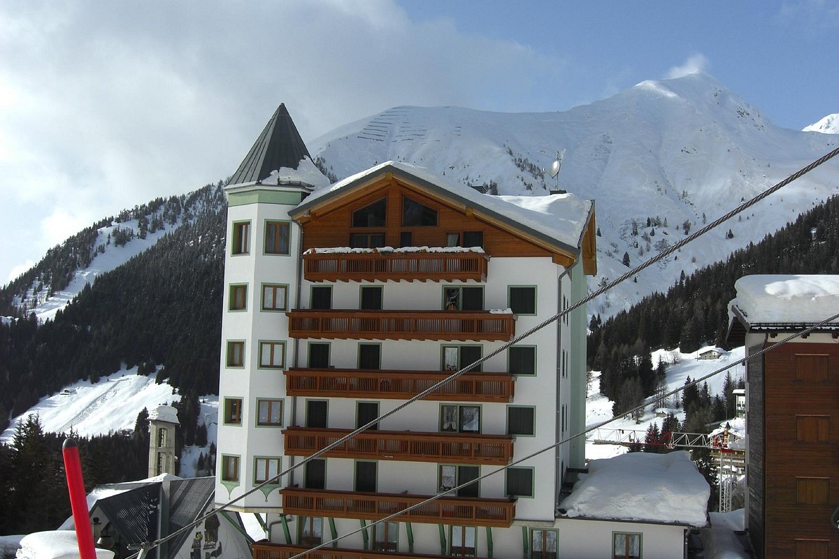 Monte Poieto – Aviatico in Italy: a building with snow on the ground and mountains in the background.