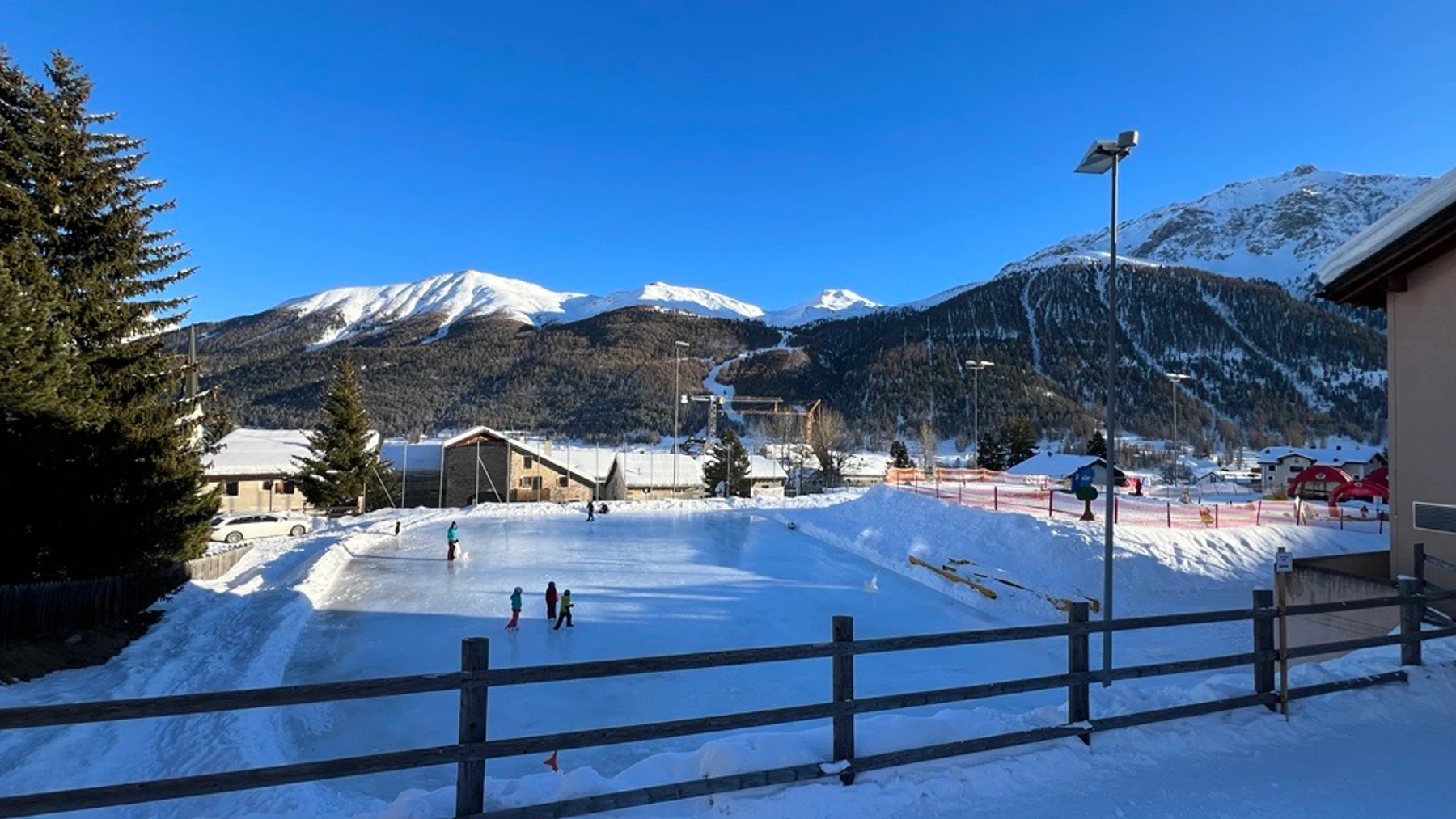 Zuoz – Pizzet | ​Albanas in Switzerland - a snow covered ski slope with mountains in the background.