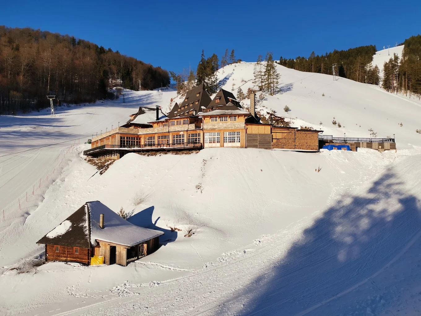 Smestaj"Iver" - Mećavnik - Mokra Gora in Serbia - a house in the middle of a snowy mountain.