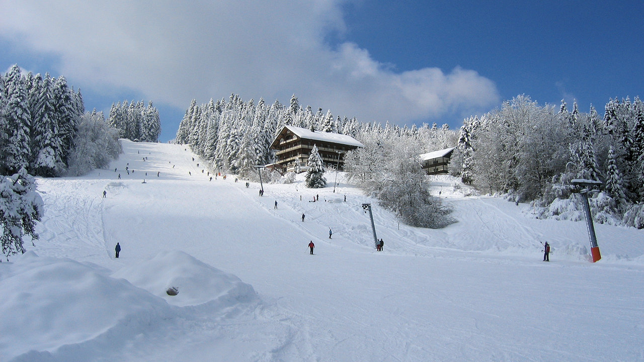 Stokinger – Freudenstadt-Lauterbad in Germany - a group of people skiing down a snowy slope.