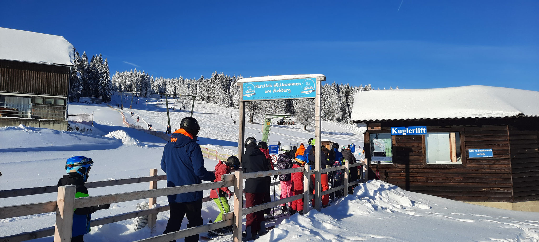 Viehberg – Sandl in Austria - a group of people that are standing in the snow.