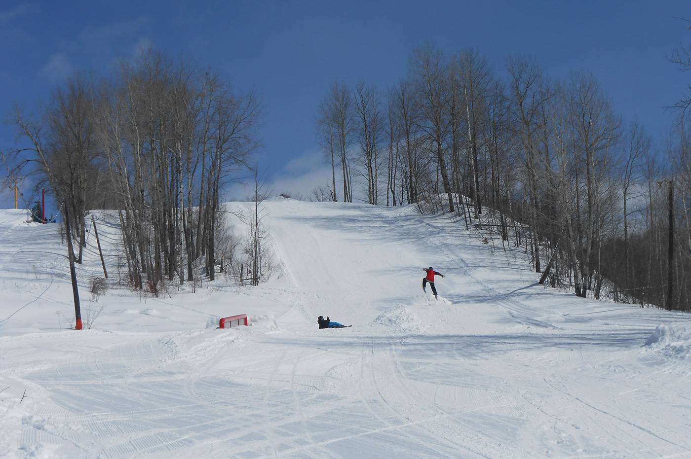 Parc de l'Île Melville – Val Mauricie in Canada - a person skiing down a snowy hill.