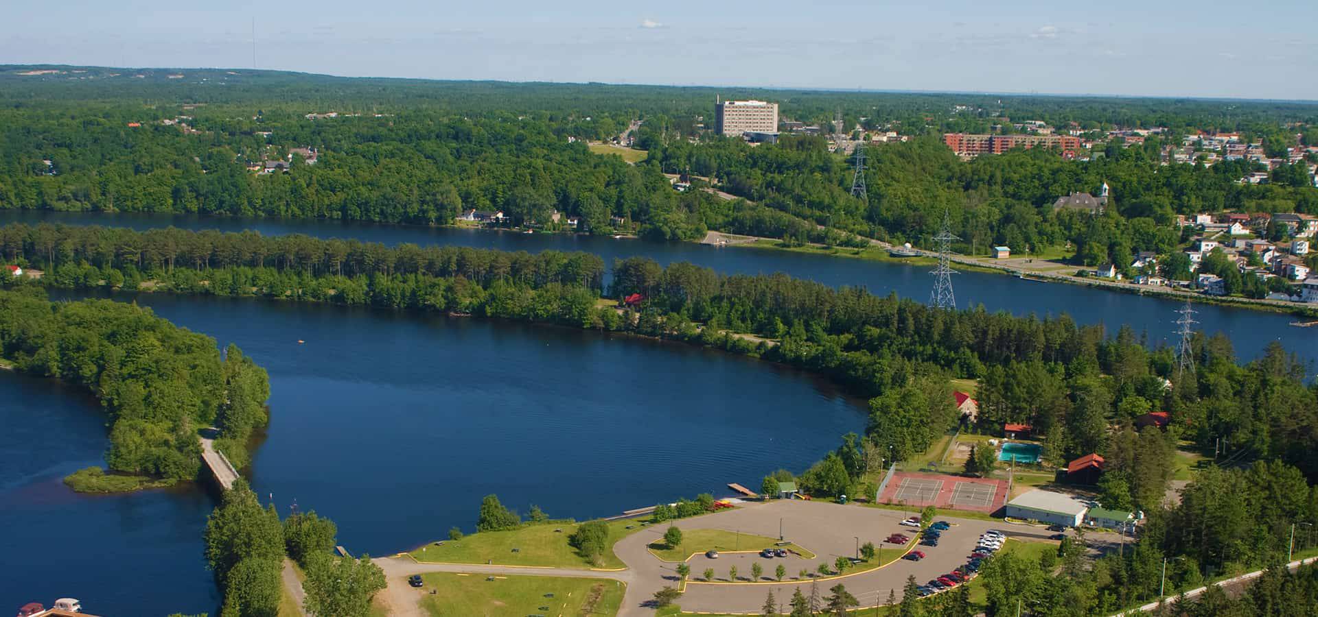 Parc de l'Île Melville – Val Mauricie in Canada - a large body of water.