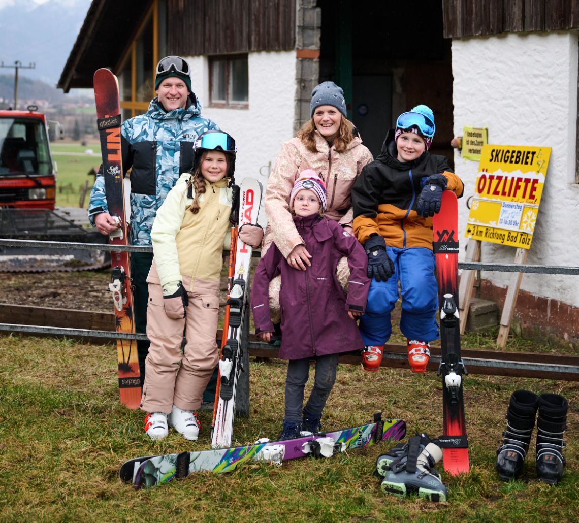 Ötzlifte – Kochel am See in Germany: a group of people standing in front of a building.