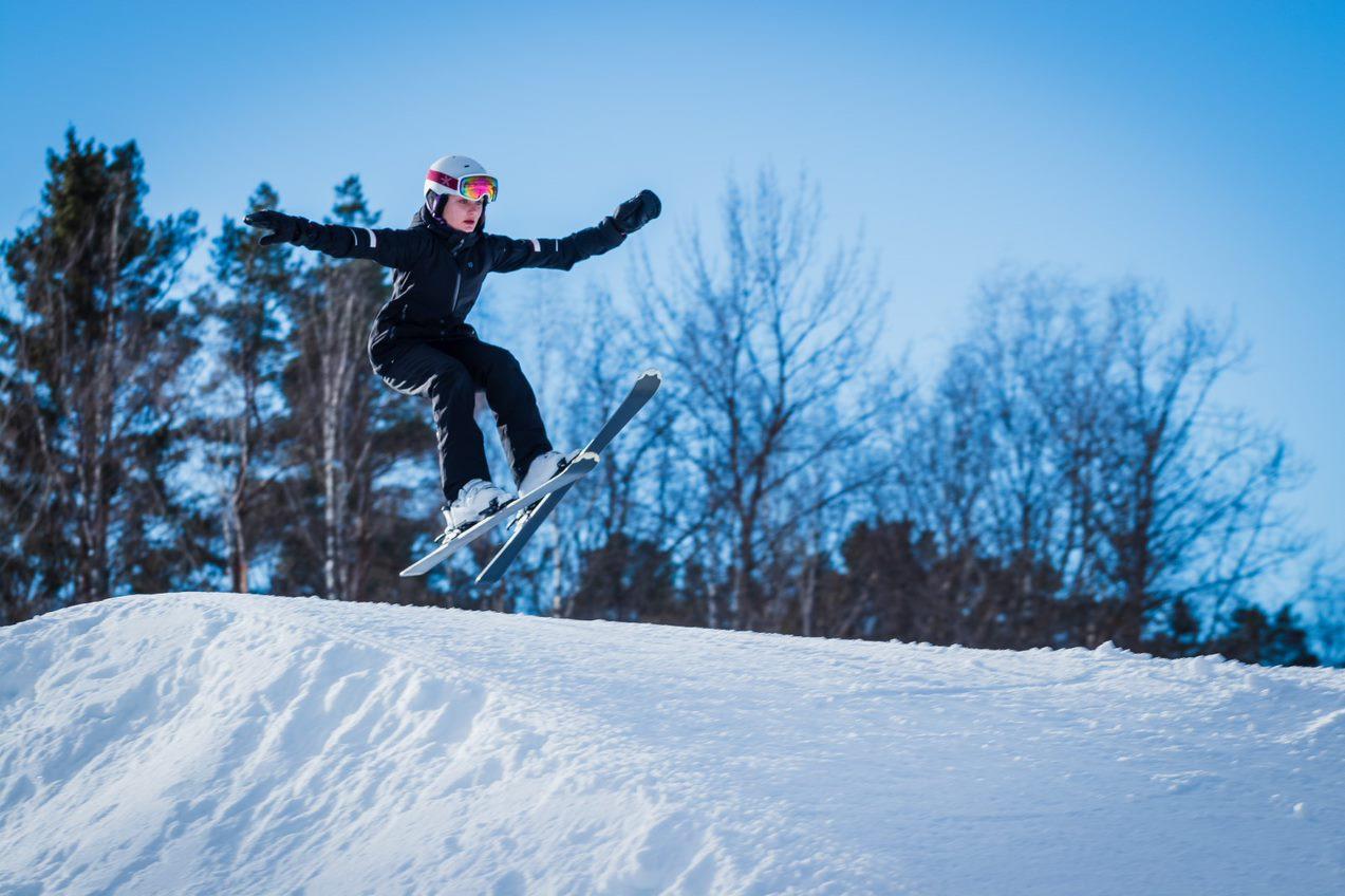 Spökbacken in Sweden - a snowboarder doing a trick in the air.