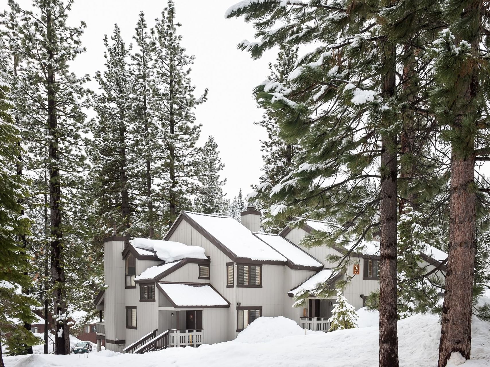 Granlibakken in USA - a house in the woods covered in snow.
