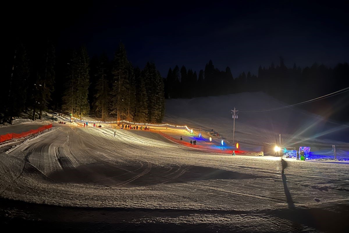 Granlibakken in USA - a snow covered ski slope at night.