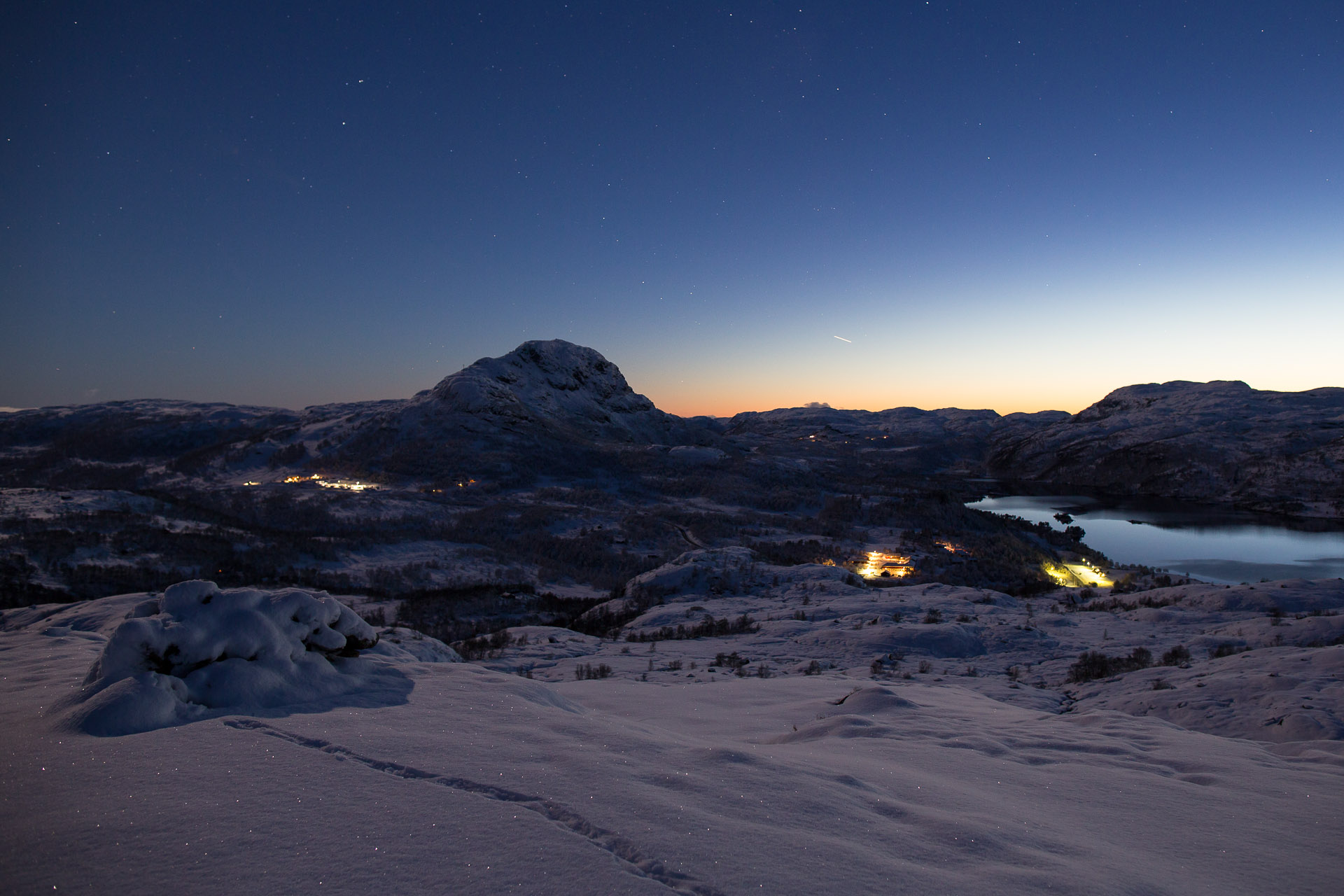 Gullingen in Norway - a view of a snowy mountain at night.