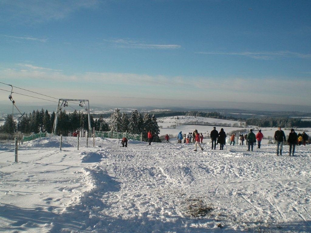 Hoherodskopf – Breungeshainer Hang | ​Rennwiese in Germany - snow on the ground.