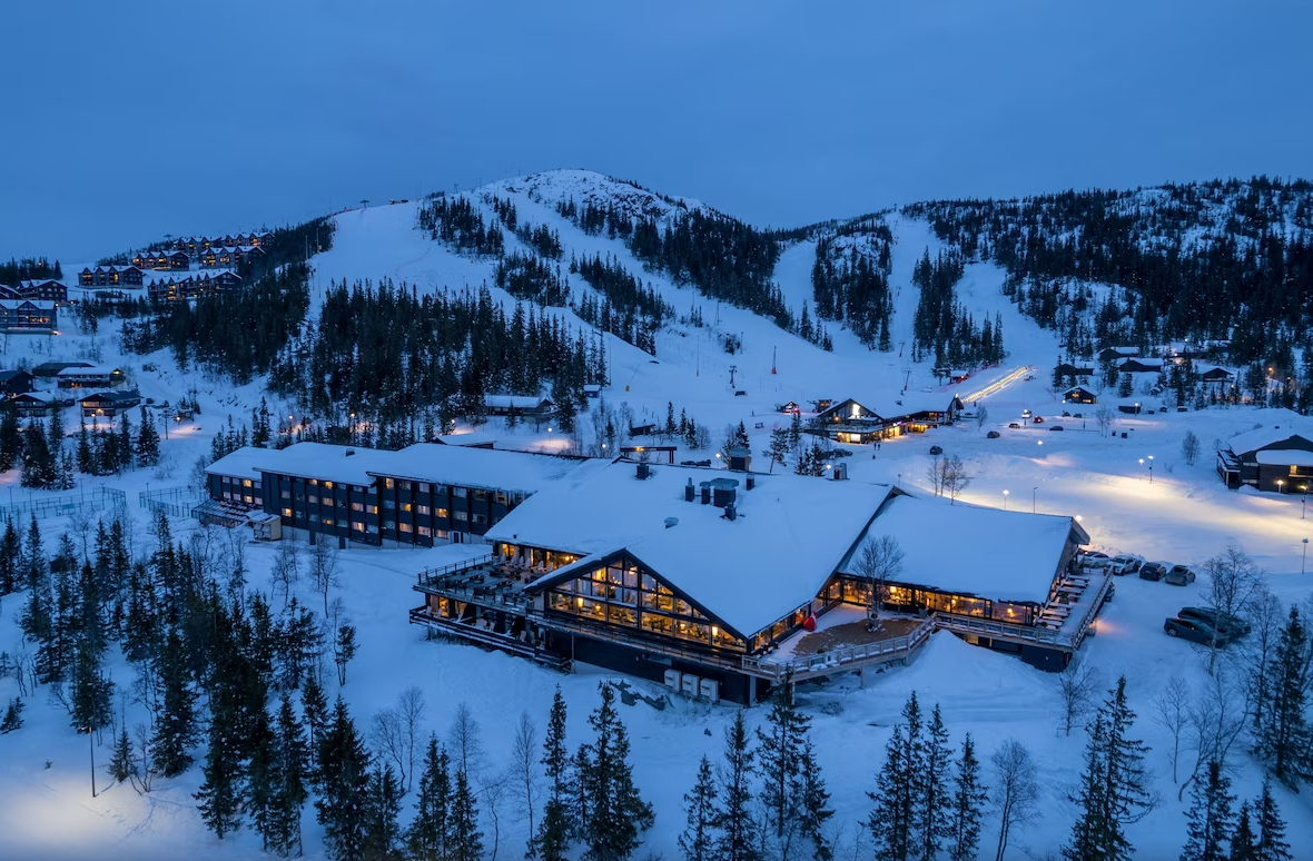 Gaustablikk Fjellresort in Norway: a view of a ski resort at night.