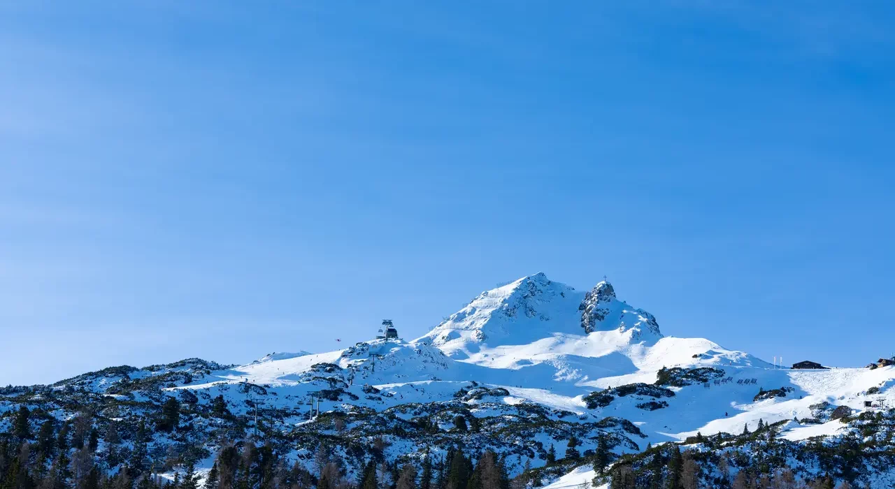 Karlift – Heiterwang in Austria - a snowy mountain covered in snow.