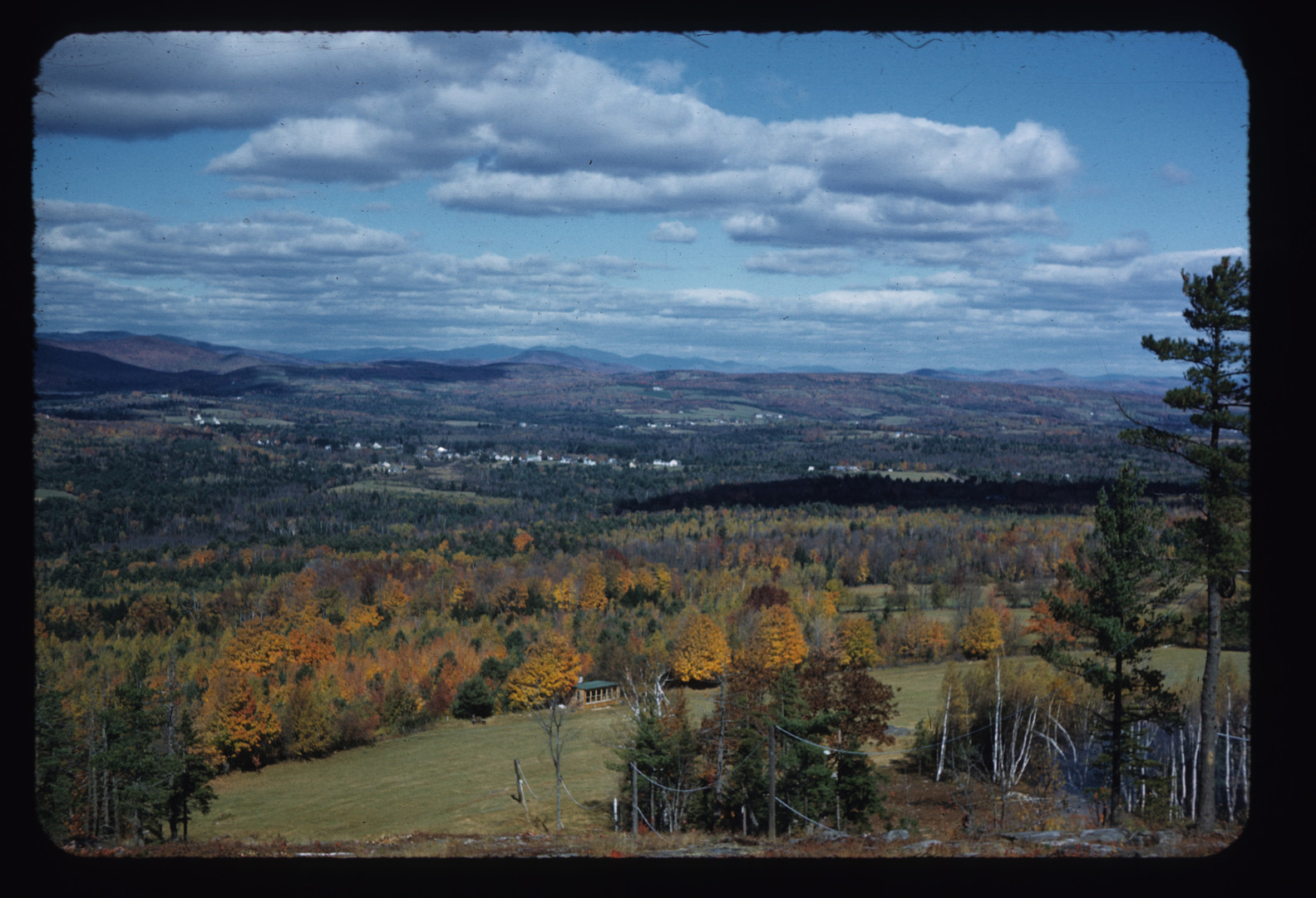 Spruce Mountain – Jay in USA - a view of the mountains from a hill.
