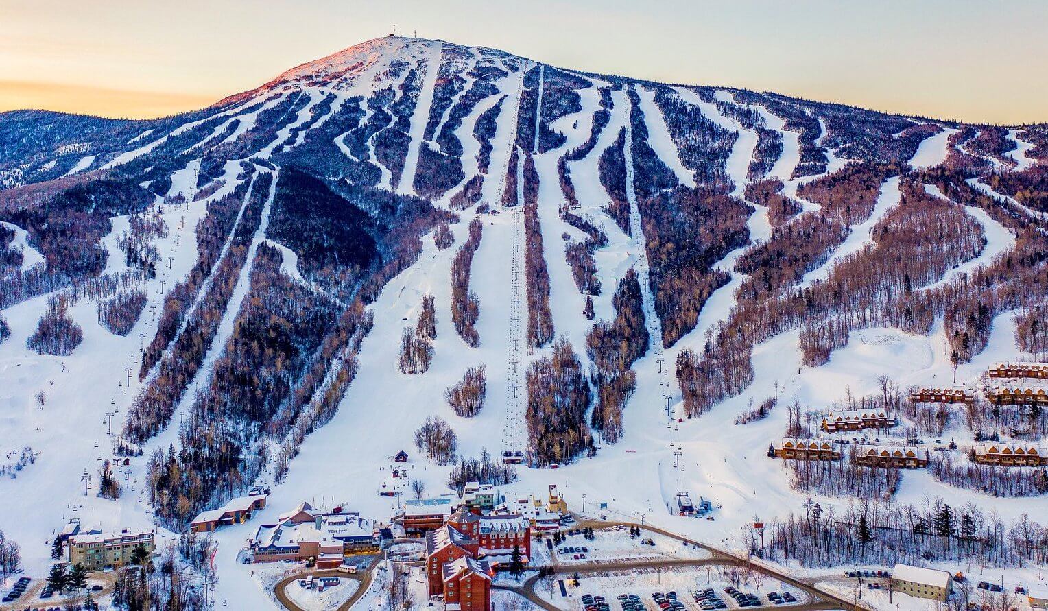 Sugarloaf Mountain in USA: a ski resort with a mountain in the background.