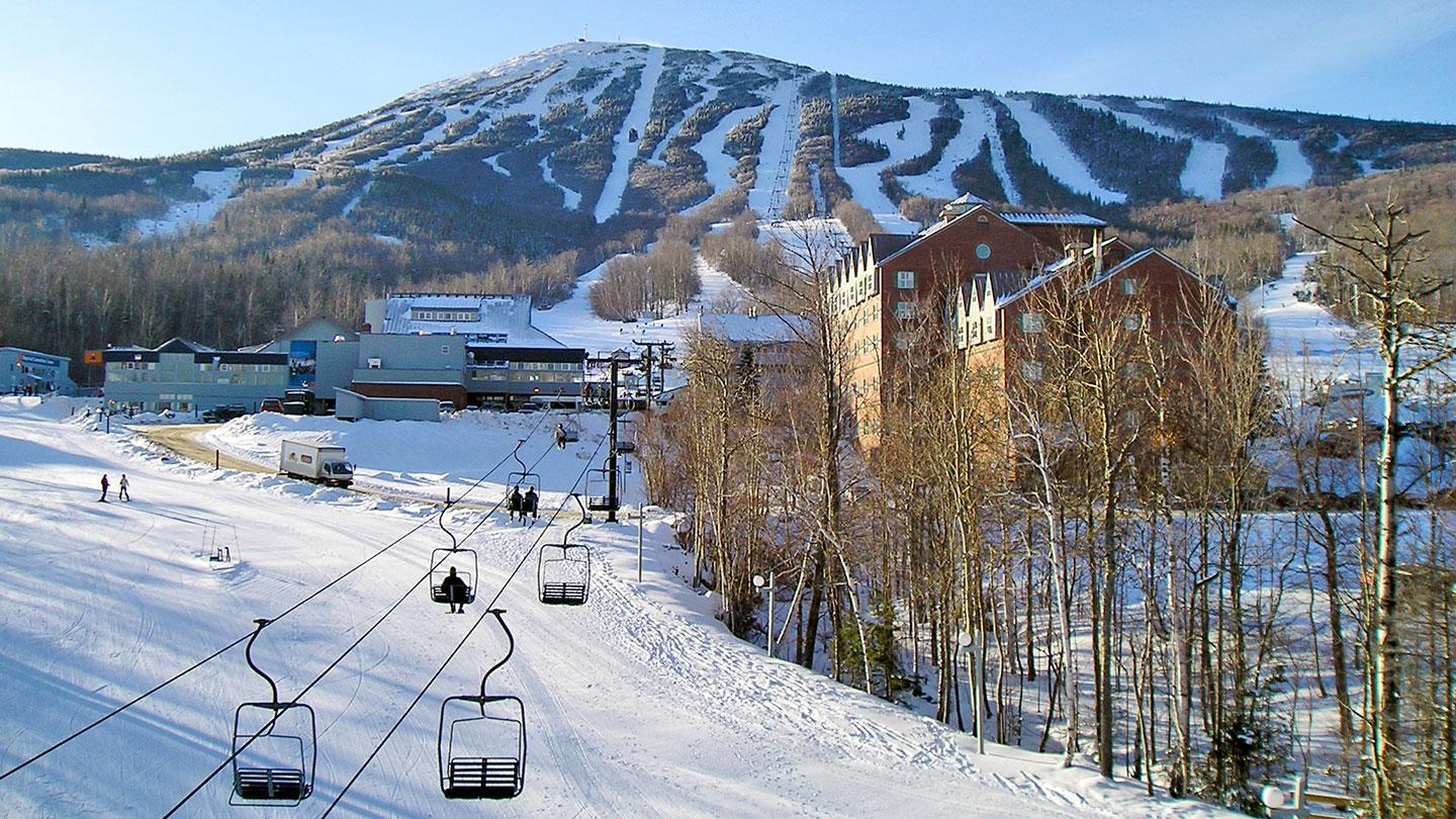 Sugarloaf Mountain in USA - a ski lift going up a snowy hill.