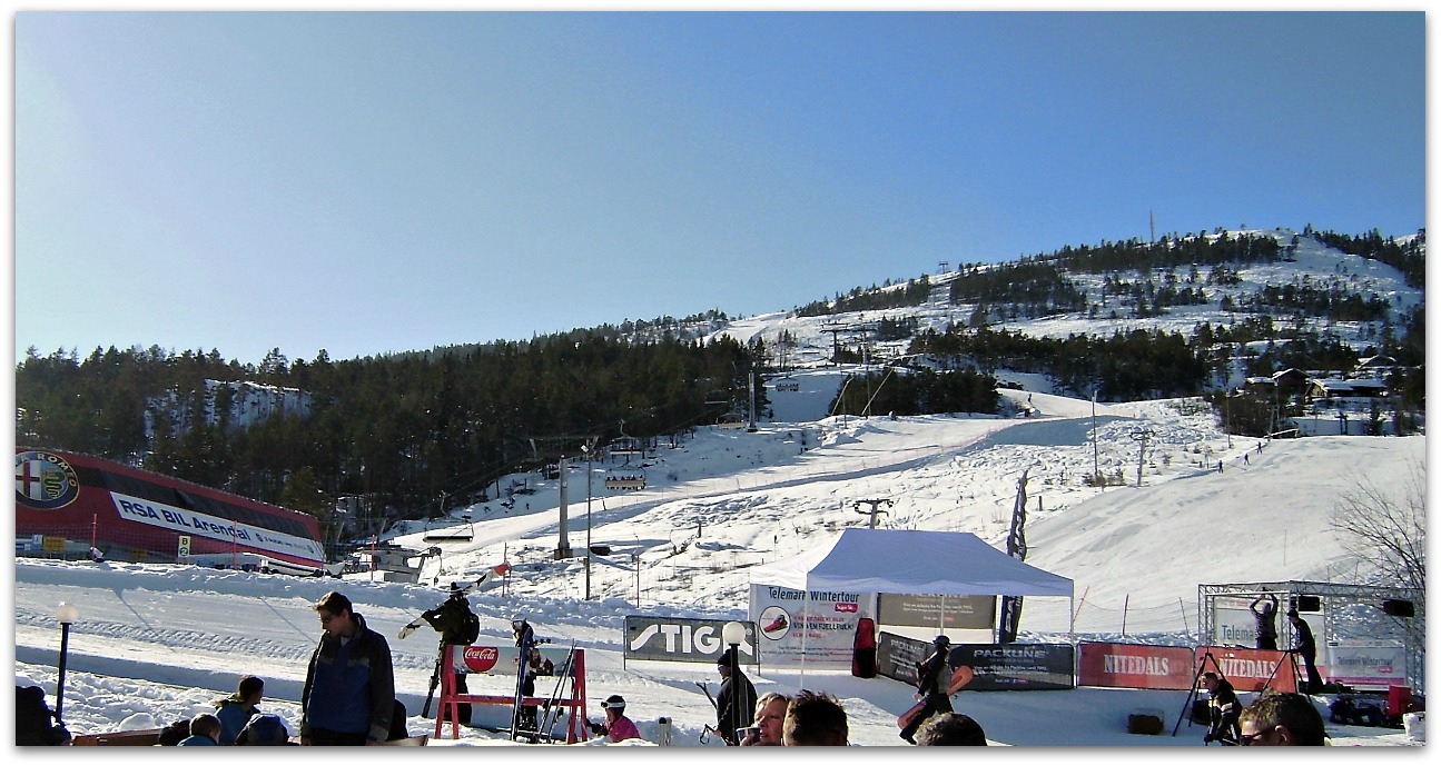 Skillevollen – Mo i Rana in Norway - a group of people standing on top of a ski slope.