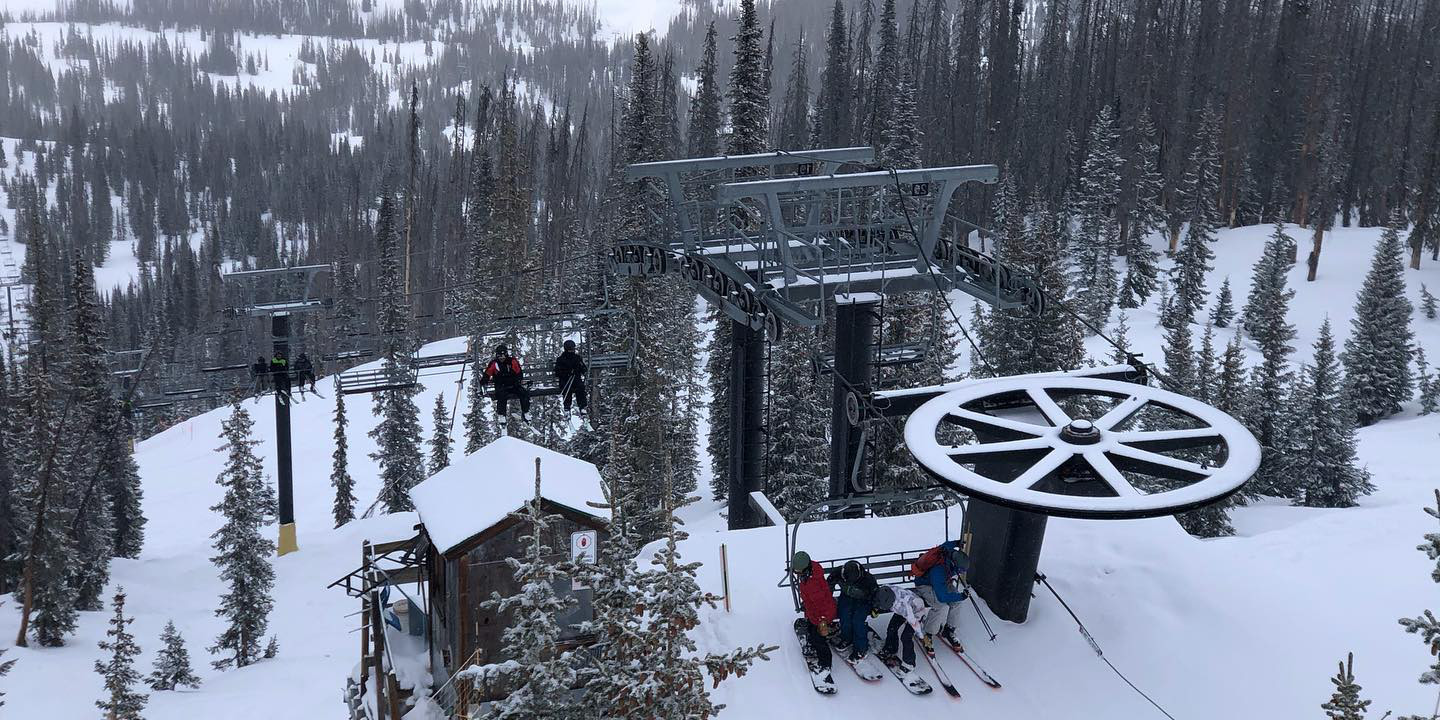 Wolf Creek in USA - a ski lift at the top of a snowy mountain.