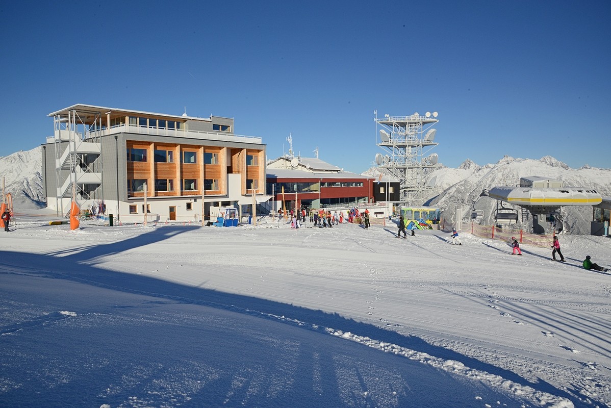 Venet – Landeck | ​Zams | ​Fliess in Austria - a group of people are skiing in the snow.