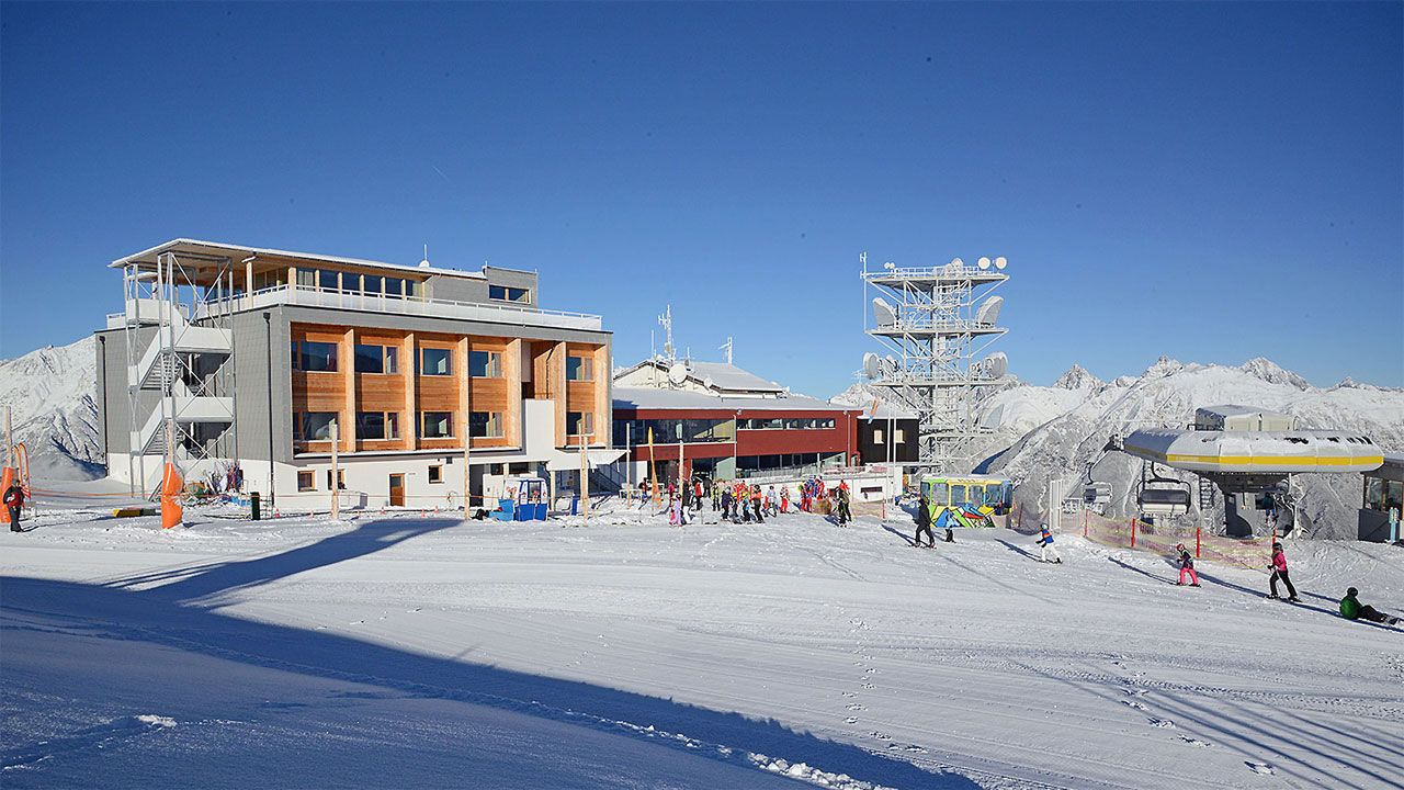 Venet – Landeck | Zams | Fliess in Austria: a ski resort with people skiing on the slopes.