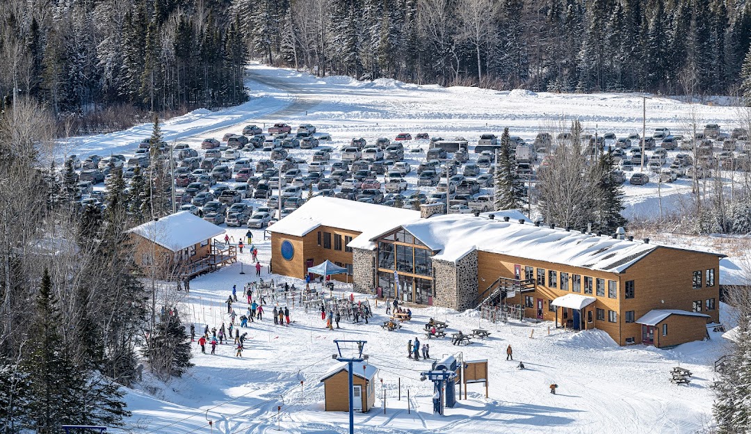 Le Mont Grand-Fonds in Canada: a ski resort with lots of snow on the ground.