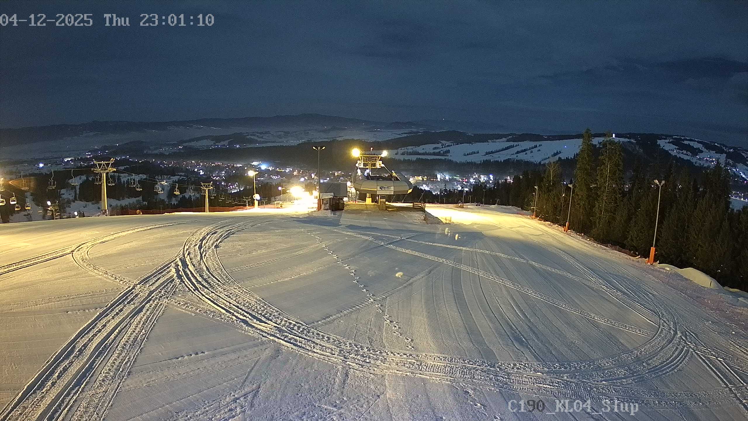 Okrągla Górka – Kamianna in Poland - a ski slope with a ski lift in the background.