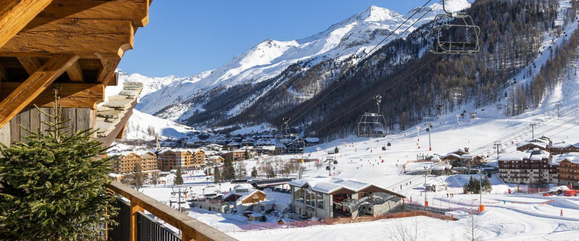 Le Reposoir | ​Châlet Neuf in France: the view from the balcony of a ski resort in france.