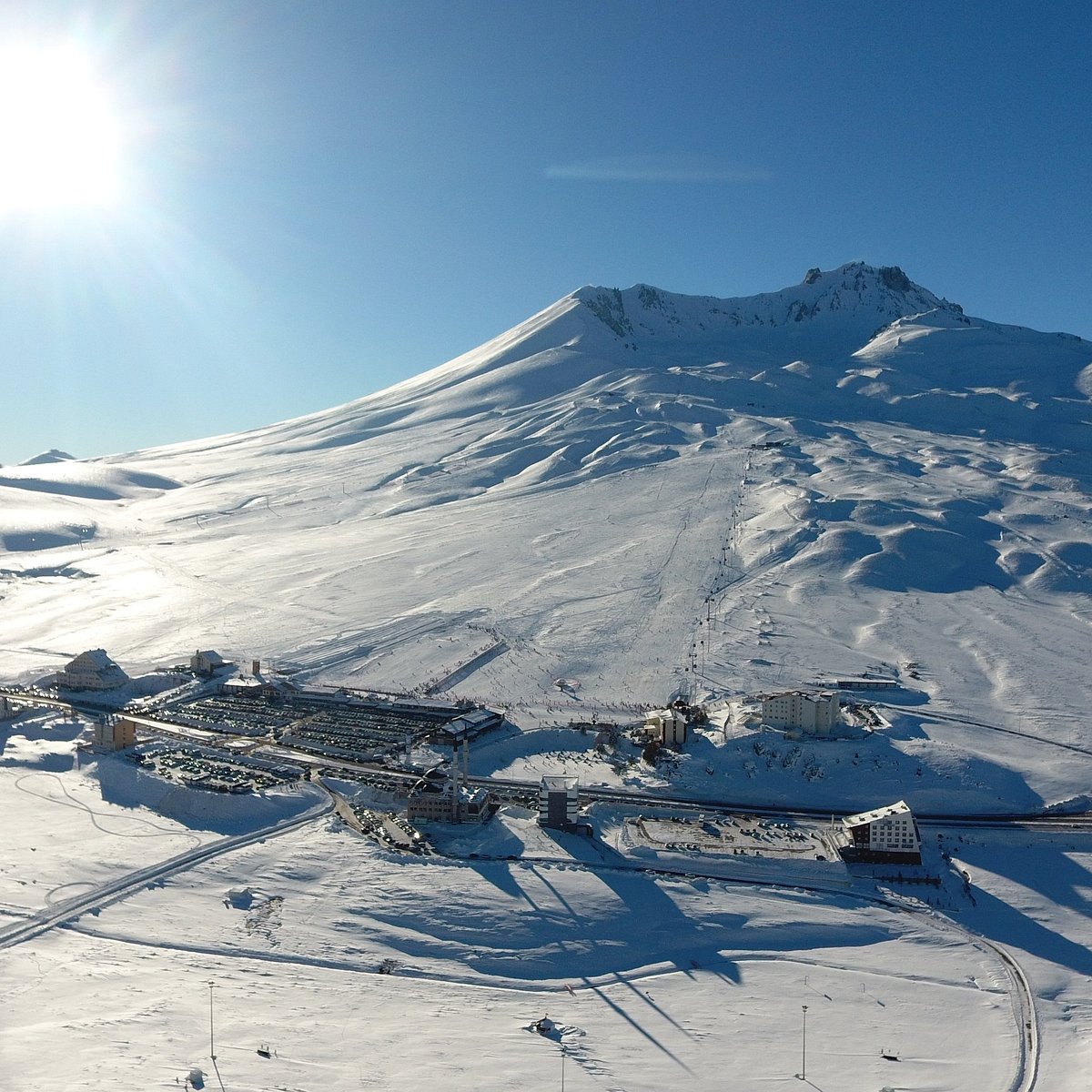 Ercİyes Ski Resort in Turkey - a snow covered mountain.