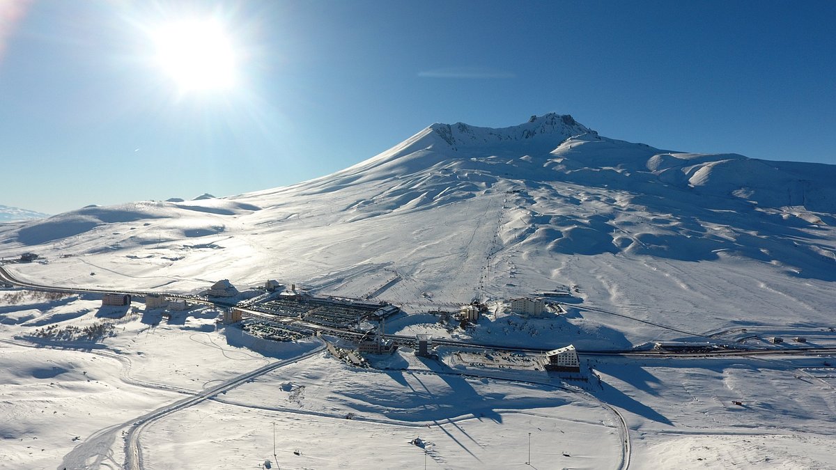 Ercİyes Ski Resort in Turkey - the sun is shining over a snowy mountain.