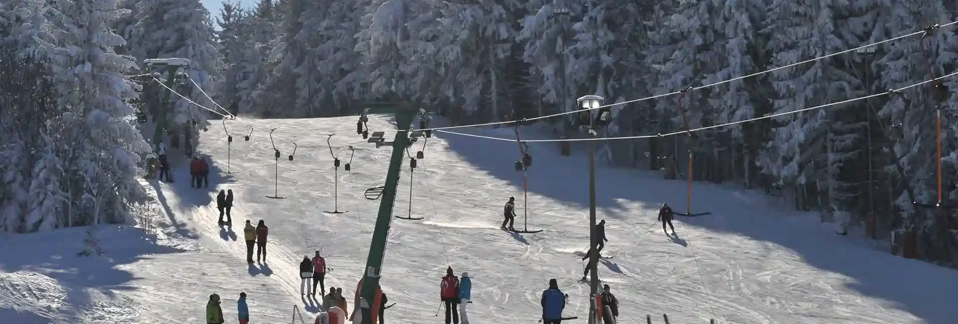 Raupennesthang – Altenberg in Germany - a group of people skiing down a snowy slope.